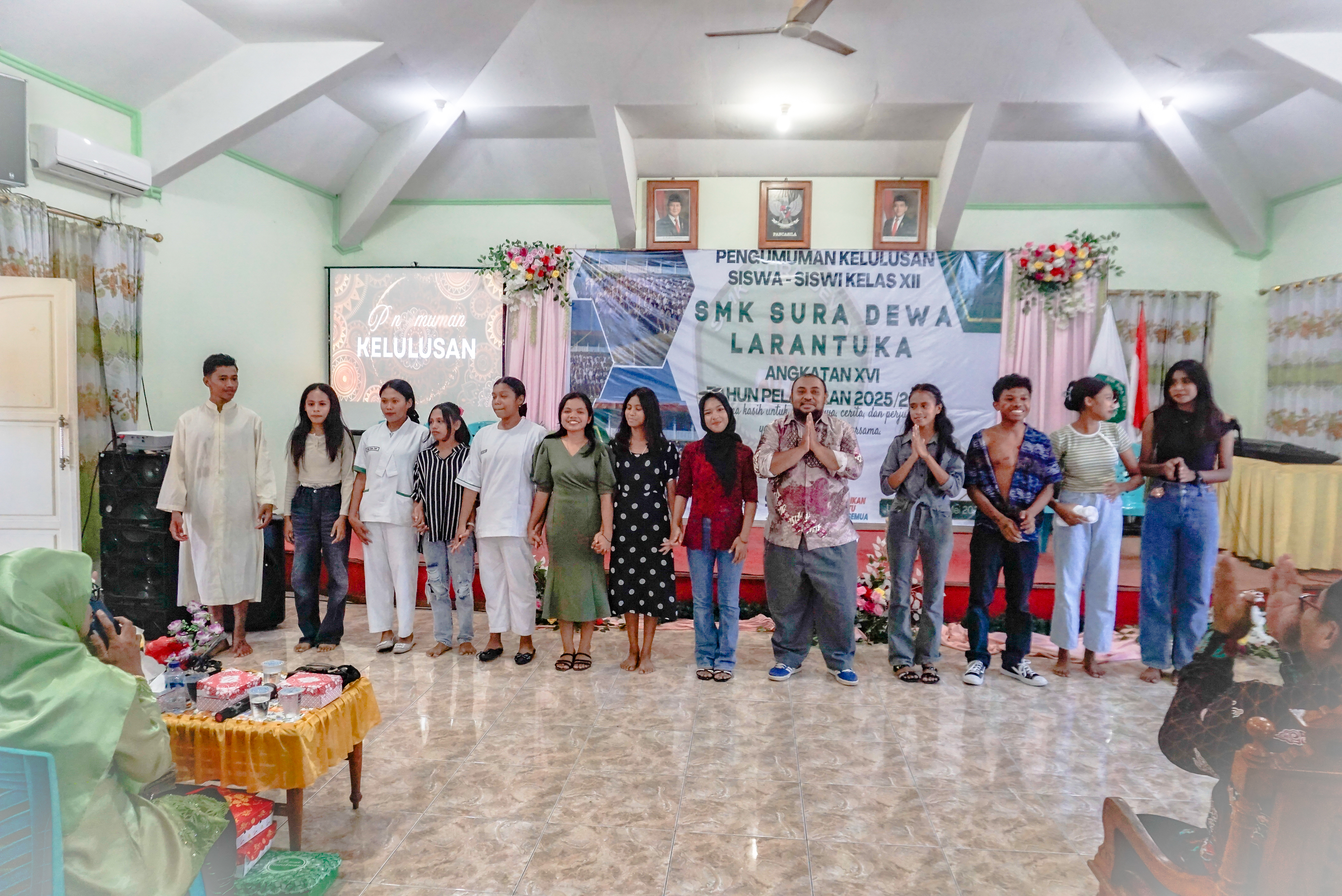 Anak-Anak Bengkel Seni Milenial SMK Sura Dewa Tampil Memukau pada Penyerahan Amplop Kelulusan Kelas 