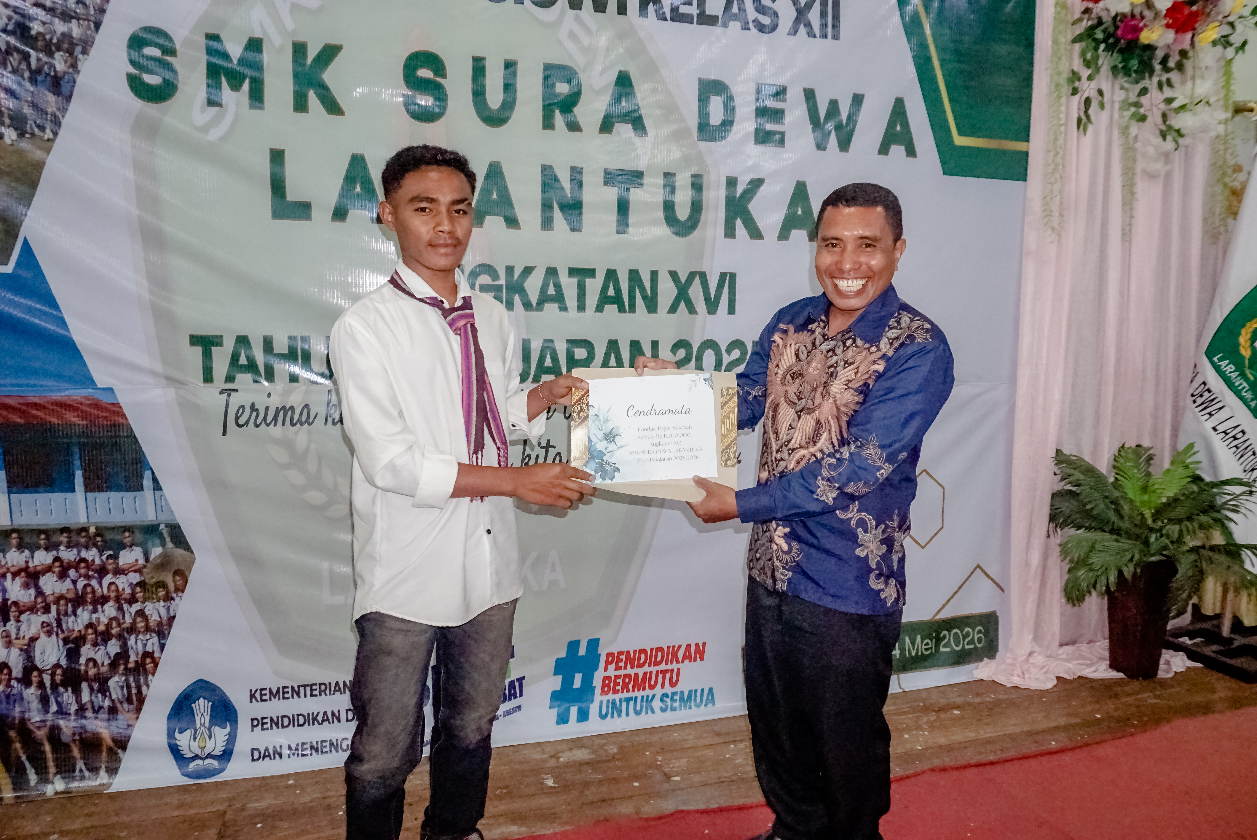 Penyerahan Cinderamata dari Angkatan XVI SMK Sura Dewa